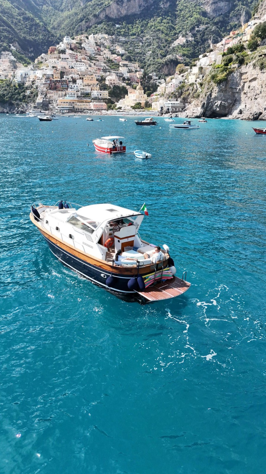 Gozzo Sorrentino Aprea Mare 10 at anchor on the coast