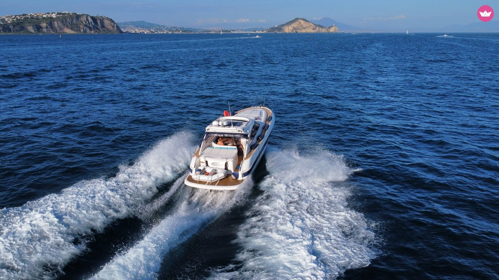 Bavaria 37 Sport cruising in the Gulf of Naples