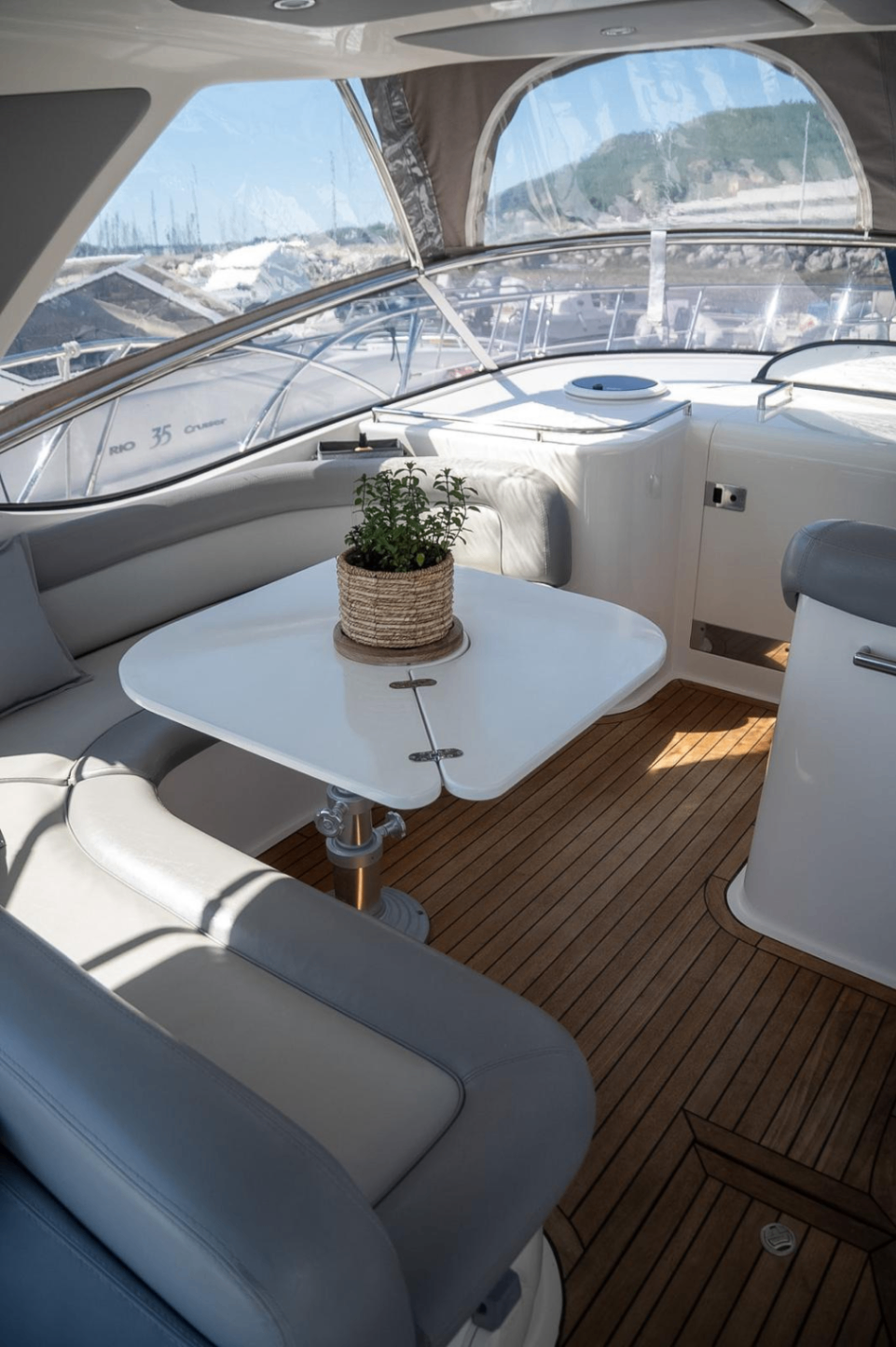 Cockpit table and lounge